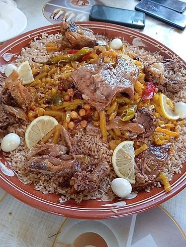 Плов на большом блюде с бараниной. Состав и подача: - Рассыпчатый at lalafo.kg Плов на большом блюде с бараниной. Состав и подача: - Рассыпчатый