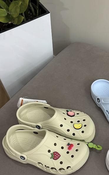Айымдардын бут кийими: Саболор, 39, Crocs, Жаңы, түсү - Саргыч боз, Өзү алып кетүү — 1
