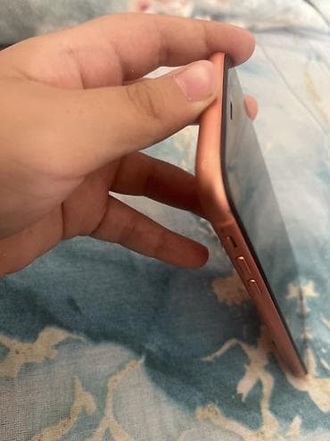 appl: IPhone XR, цвет розовый Чуть-чуть трещина присутствует Ёмкость — 3
