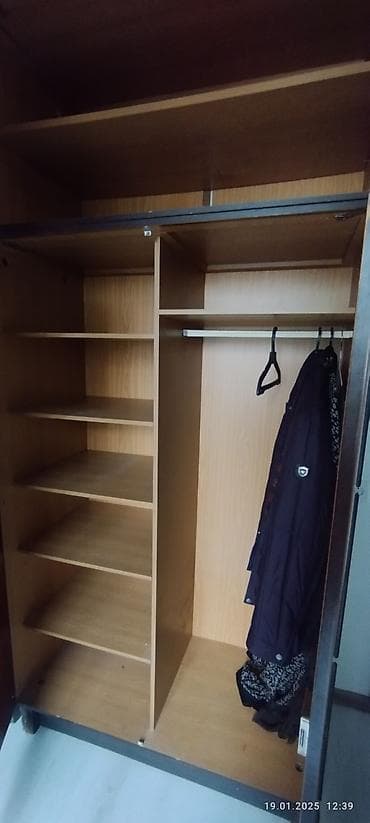 Шкафтар: Продаются 2 шкафа двухстворчатые. Верхние полки отделяются (уже в — 6