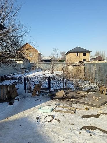 Дома: Земельный участок 7 соток, село Ленинское. На участке стоит старый дом — 6