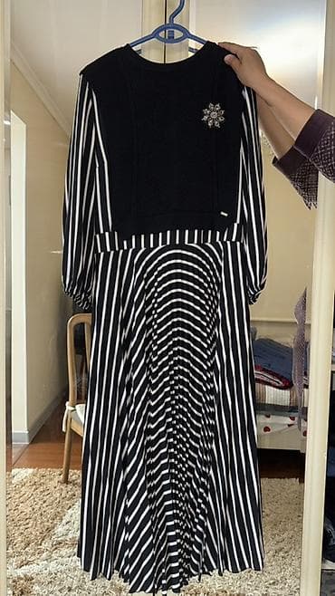 Кофты, свитеры: Платье в черно‑белую полоску с интересным сочетанием фактур. Размер 42 — 1
