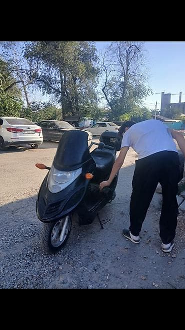 maxi скутер: Скутер/максискутер, черный цвет. Особенности: - Обтекаемая передняя — 1