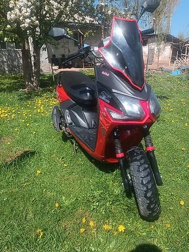 Скутер 150-200 см³ (визуально — спортивный класс) в ярком красном