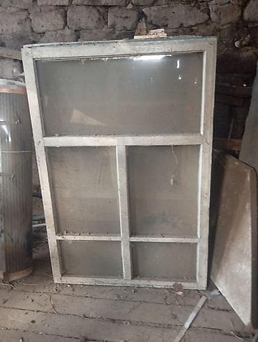 пластиковые баки: Деревянное оконное окно с переплётом и остеклением. - Материал рамы — 1