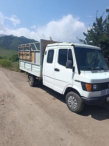 эвакуатор тюп: Mercedes-Benz T2 (207/208/210) бортовой грузовик с двойной кабиной. - — 1