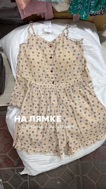 белые шлепки: Пижама на лямке с шортами — 1