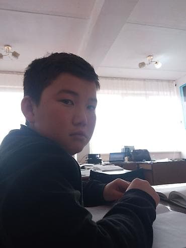 Изображение содержит человека, а не товар или услугу. По