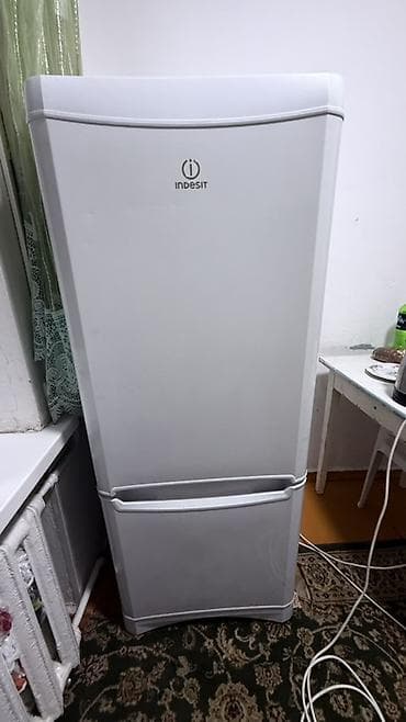 Холодильник Indesit, двухкамерный, серебристо-белый цвет. -