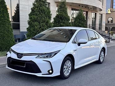 Toyota Corolla: 2022 г., 1.8 л, Автомат, Гибрид, Седан — 2