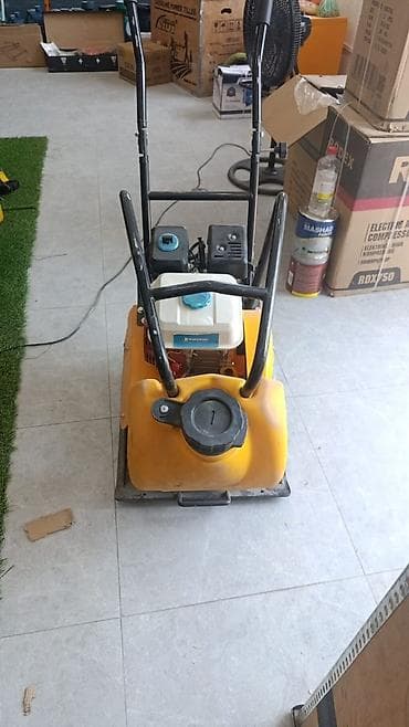 виброплита купить: Вибрационная плита оранжевого цвета, оснащенная двигателем внутреннего — 3