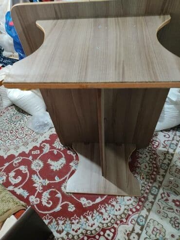 Стол. Не высокий. Размеры все на фото