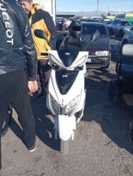 купить электромопед в бишкеке: Скутер (белый, спортивный дизайн) - Кузов: пластиковый обвес в — 1