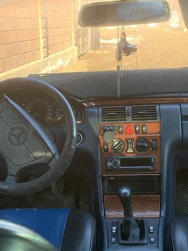 авто аристо: Mercedes-Benz, салон с классическим оформлением. - Руль с логотипом — 1