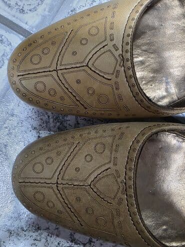 лоро пиано обувь женская летняя: Женские туфли-лоферы бежевого цвета из натуральной кожи, отличного — 8