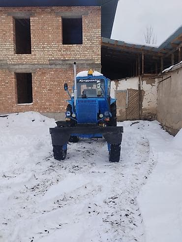 Колесный трактор с кабиной, синий цвет. Основные характеристики: - — 3