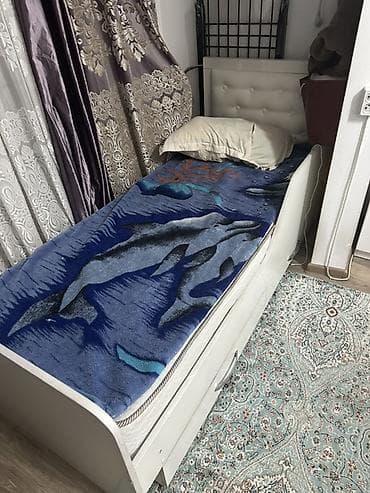 Кровати: Односпальная кровать с подголовьем и выдвижными ящиками для хранения — 1