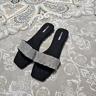 Босоножки, сандалии, шлепанцы: Женские шлёпанцы Fashion Nova (Американский бренд) с кристаллами - — 1