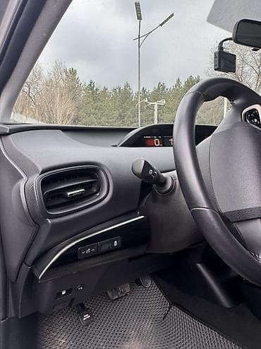 юж: Toyota Prius: 2018 г., 1.8 л, Вариатор, Гибрид, Хэтчбэк — 6