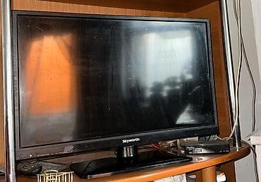 Телевизор Skyworth с плоским экраном, диагональ примерно 24–27"