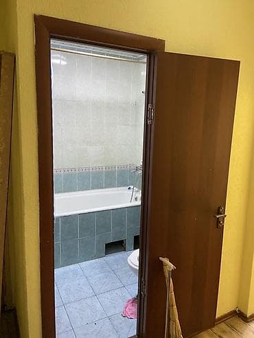 Внутренняя отделка: Межкомнатные двери из МДФ/ДСП с отделкой под тёмное дерево. Сраочно — 4