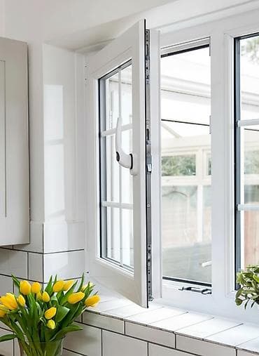 Пластиковое окно с поворотно‑откидной створкой и раскладкой -