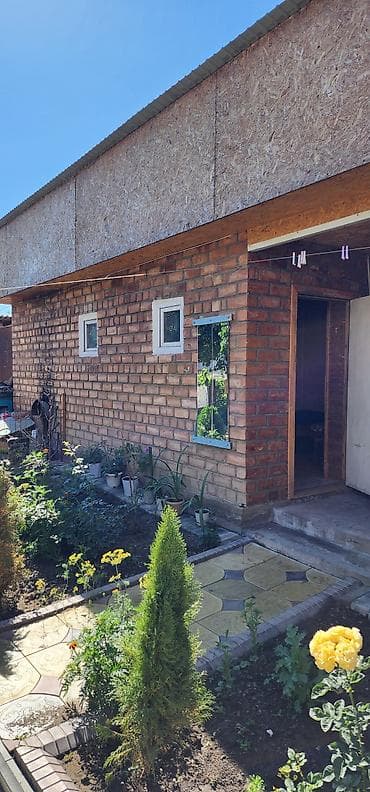 капитальный гараж: Продаётся кирпичный жилой дом с благоустроенным двором и садом — 2