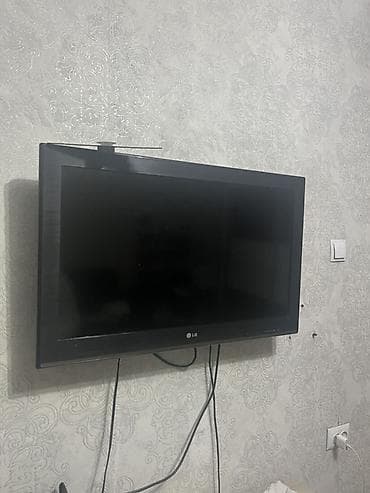 Телевизор LG, диагональ ориентировочно 32" (формат 16:9). Плоская