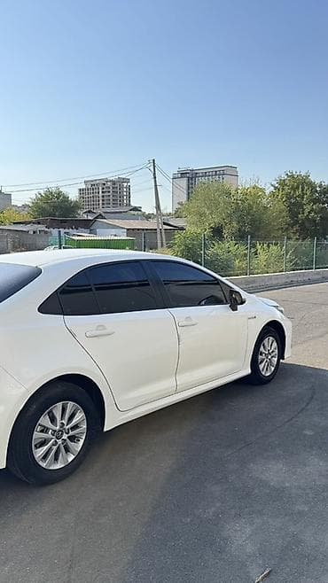 byd e2 2023: Toyota Corolla: 2022 г., 1.8 л, Вариатор, Гибрид, Седан — 4