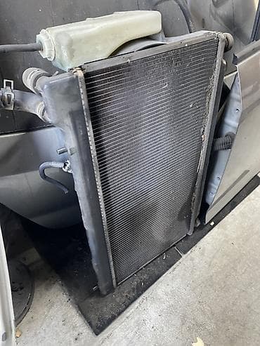 двигателей: Радиатор охлаждения в сборе с вентиляторами и расширительным бачком — 3