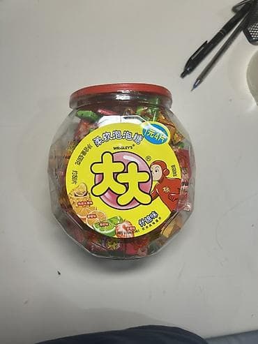 жвачки для аппарата: Жевательная резинка в большой прозрачной банке с красной крышкой. - — 1