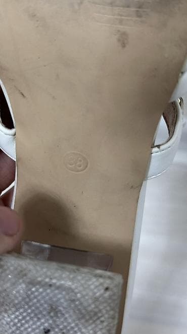 кийит: Белые женские мюли на каблуке. - Модель: мюли с открытым носом и — 4