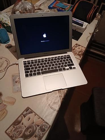 Ноутбуки и аксессуары: Apple MacBook Air 13" (серебристый, корпус из алюминия) - Экран — 1