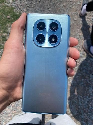 pixel 4a: Смартфон в голубом цвете с тонким корпусом и плоскими гранями — 8