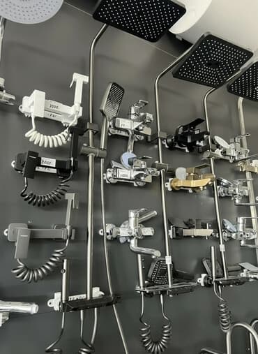 Душевые системы и смесители для ванны/душа — настенная экспозиция. -