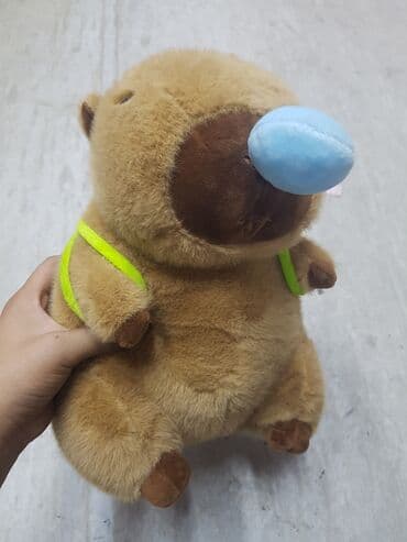 Мягкая игрушка — капибара с голубым «пузырём» жвачки. Описание: -