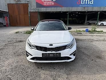 посадка машины: Белый седан бизнес-класса с динамичным дизайном и спортивными — 3