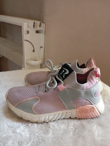 искры для обуви: Розовые кроссовки унисекс с серыми и белыми акцентами. Обувь имеет — 1
