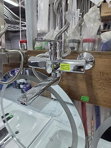 Ванна жана душ үчүн суу аралаштыргычтар: Однорычажный смеситель для ванны/душа с длинным поворотным изливом. - — 1