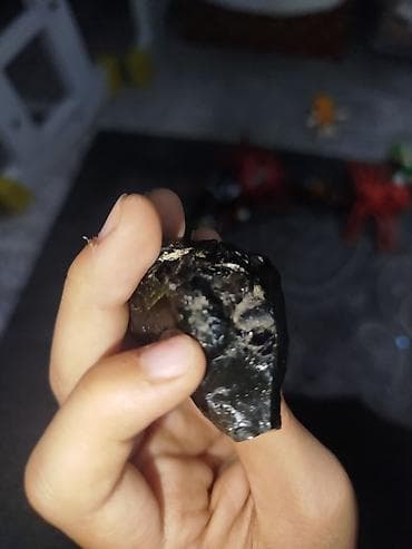 черный металлалом: Молдавит Натуральный тёмный камень-минерал (стекловидный, блестящий) — 2