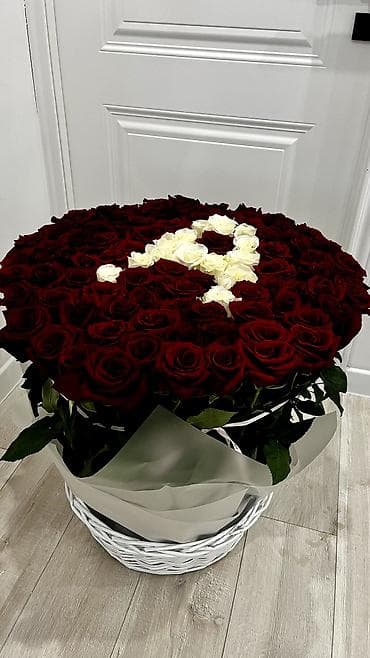 Индивидуальный букет из роз с монограммой - Классические бордовые