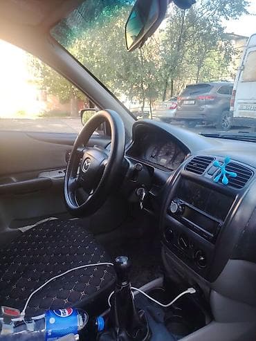 subaru forester 2001: Mazda 323: 2002 г., Механика, Хэтчбэк — 3