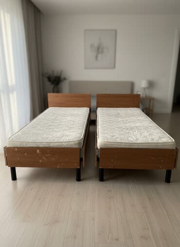 две кровати с матрасами: Две односпальные кровати с матрасами. - Формат: 2 отдельные кровати — 1