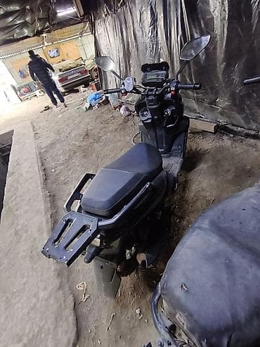 Скутер/мопед 50–150 см³ городского типа с акцентом на практичность и