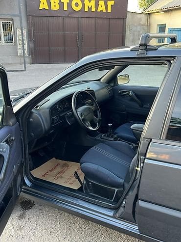 кузов автомобиля: Volkswagen Passat: 1990 г., 1.8 л, Механика, Бензин, Седан — 3