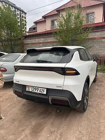 понарамный люк: Электромобиль Q05, кроссовер, белый цвет кузова. Кузов и внешний вид — 3