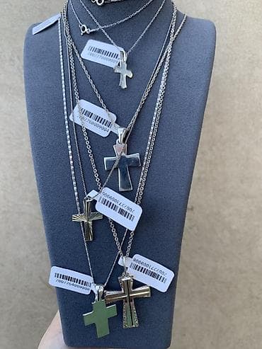 Личные вещи: Подвески-кресты и цепочки из серебристого металла. - Разнообразие — 3
