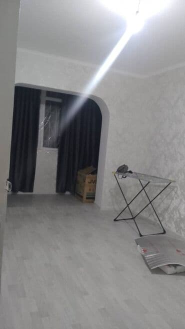 жилой дом город каракол: Светлая комната со свежей отделкой и арочным проёмом. - Планировка — 1