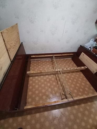 Эмерек: Двуспальная кровать с жестким основанием из фанеры. Описание: - — 2
