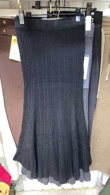 Вязаная юбка миди с расклешённым низом - Фактурная вертикальная